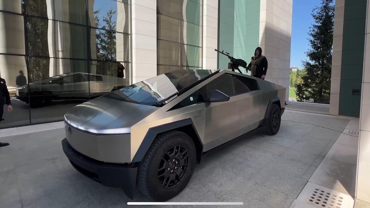 Kadyrov si pořídil Cybertruck. Dal na něj kulomet a pochválil Muska