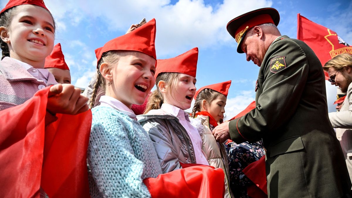 Osmáci se naučí s granáty. Kreml si ve škole chová ještě věrnější generaci