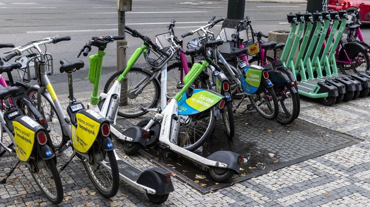 Elektrokoloběžky v Praze končí. Nahradí je kola
