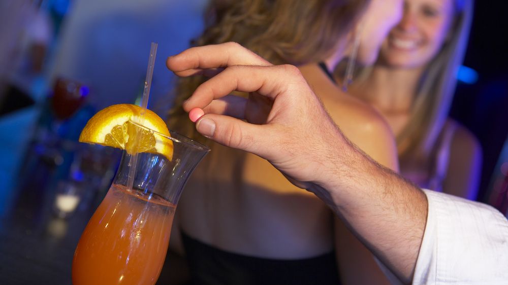 A-t-il bu dans le mauvais verre ? Le sénateur français était censé droguer son collègue