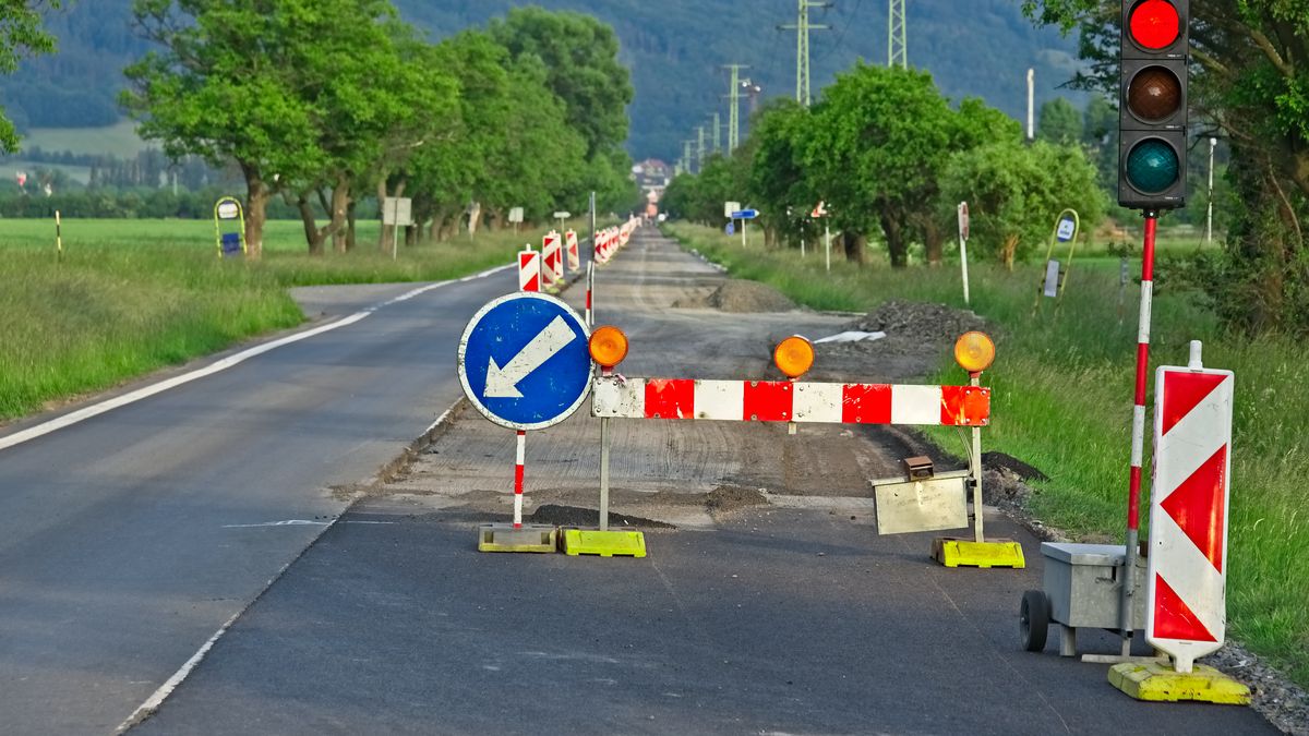 Deset let po povodni opravují v Libereckém kraji poslední silnici