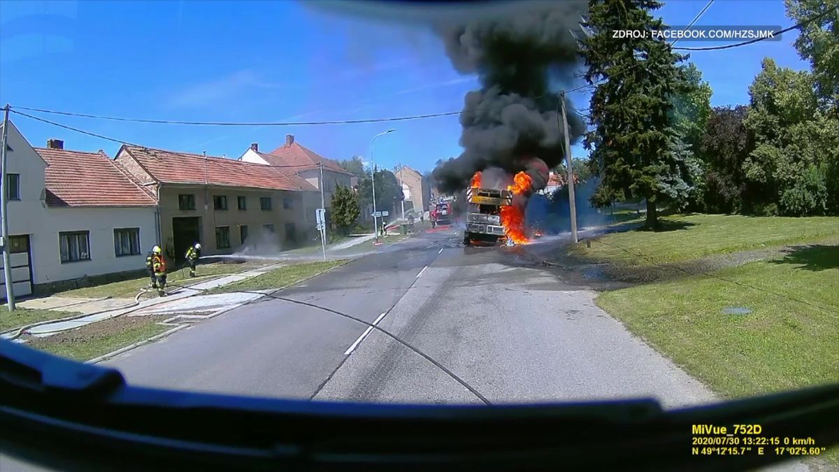 Video z Vyškovska: Hořícímu autu vybuchovaly pneumatiky, tlakové vlny srážely lidi k zemi