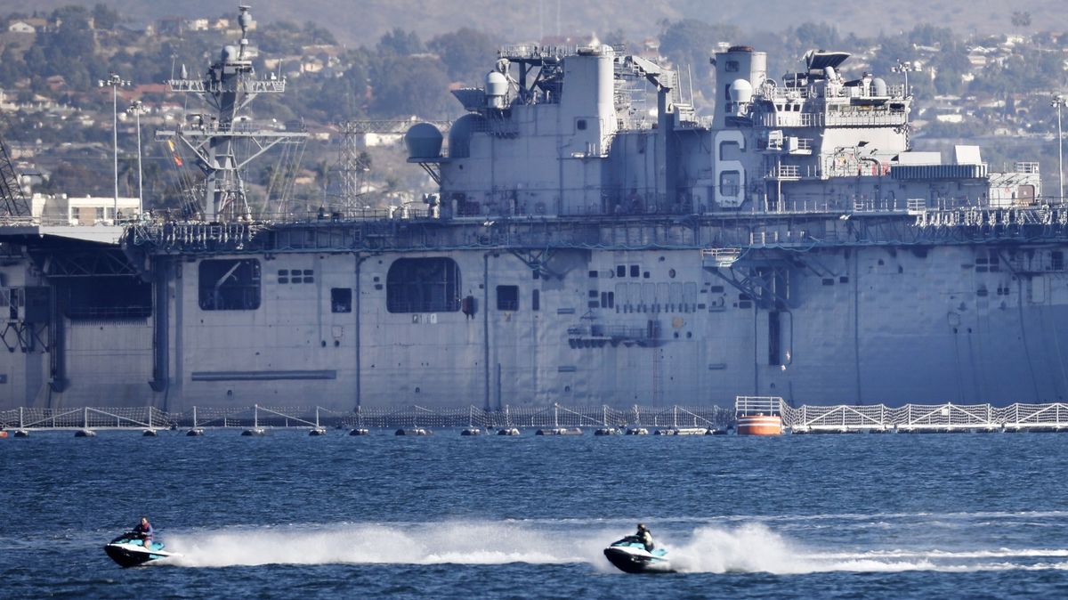 Americké námořnictvo nechá sešrotovat plavidlo, které v létě poničil oheň