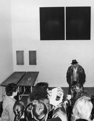 Beuys viděl jako absolutní nutnost změnit destruktivní stopy člověka na planetě, proměnit je k lepšímu. Do té doby se ekologický otisk lidského konání projevoval hlavně ničením, změnami klimatu a krizí udržitelnosti. 