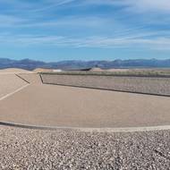 Pohled do monumentálního díla City Michaela Heizera v nevadské poušti.