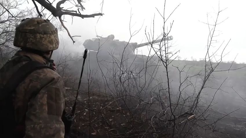 Video z bojiště ukazuje, že počasí už maří dělostřelcům plány