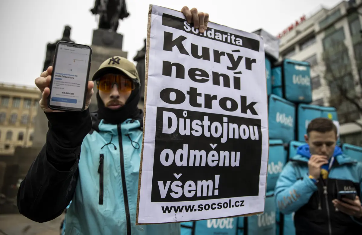SZ / Kurýři rozvážkové společnosti Wolt protestují v Praze proti snížení honorářů a nevýhodnému proplácení kilometrů