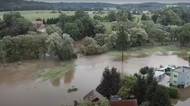 Záběry z dronu z obce Višňová, kterou obklopila velká voda