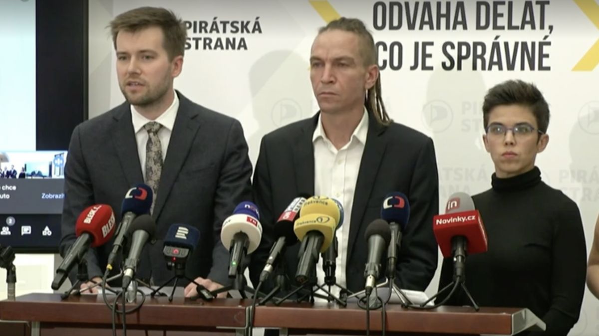 Glosa: Piráti by mohli vládní krizi vyhrát. Kdyby se nechovali jako Piráti