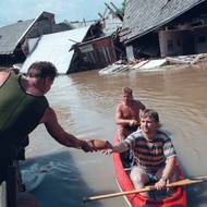 Snímek z Černovíru, kde čekají na přísun potravin, které se jim dováží na lodičkách, 1997. 
