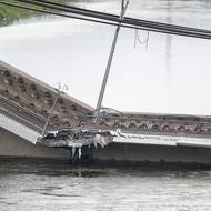 Kvůli vytékající vodě byly zcela zaplaveny části nábřežní ulice Terrassenufer.