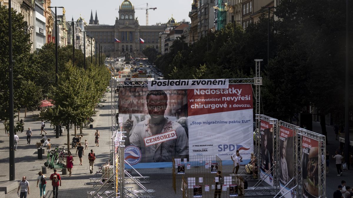 Okamurovu kampaň stvořila umělá inteligence, teď ji sama cupuje za rasismus