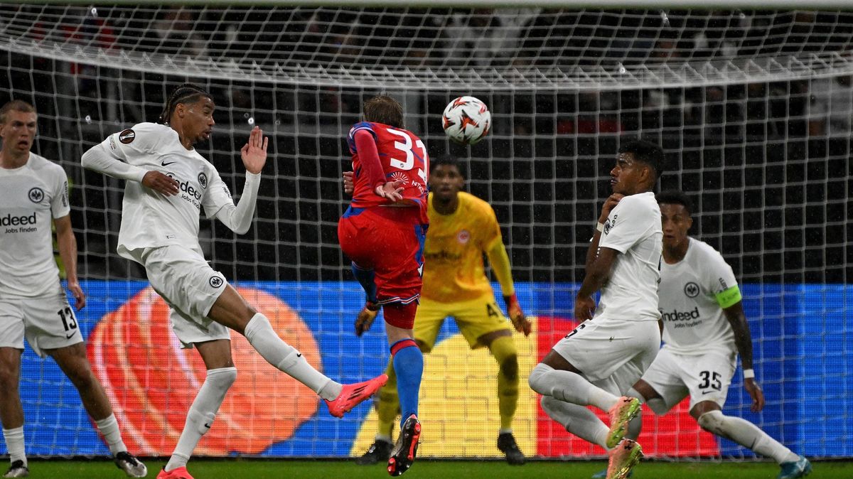 Plzeň třemi góly zaskočila Eintracht a veze si z Frankfurtu senzační remízu