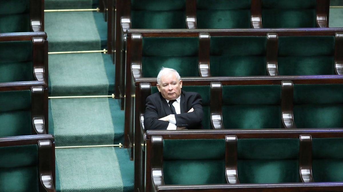 „K volbám přes mrtvoly.“ Kaczyński mění zákon, aby udržel termín voleb