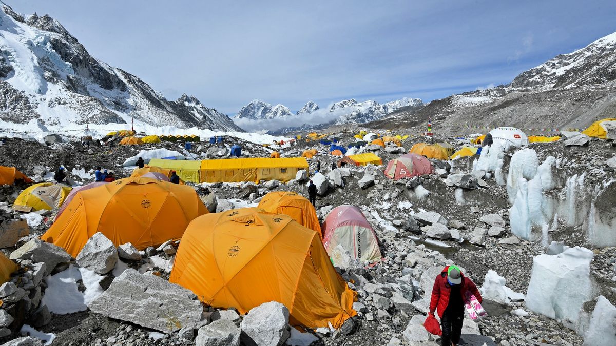 Výstupy na Mount Everest brzdí covid, zájem za poslední roky rostl