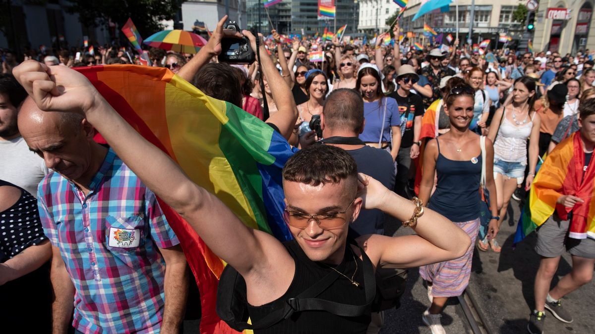 Foto: Maďarský Pride jako oslava i protest. Budapešť zahalila duha