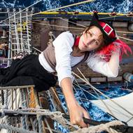 Pirátská loď La Grace. Pohled z ráhnoví.