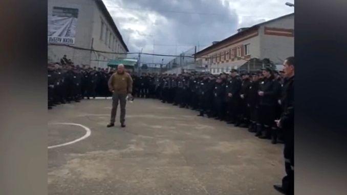 Video ukazuje, jak „Putinův kuchař“ verbuje pro vagnerovce v ruských věznicích