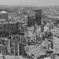 Příměří bylo vyhlášeno 2. října, kapitulace vstoupila v platnost časně ráno 3. října 1944. (Zničené centrum Varšavy na poválečném snímku.)