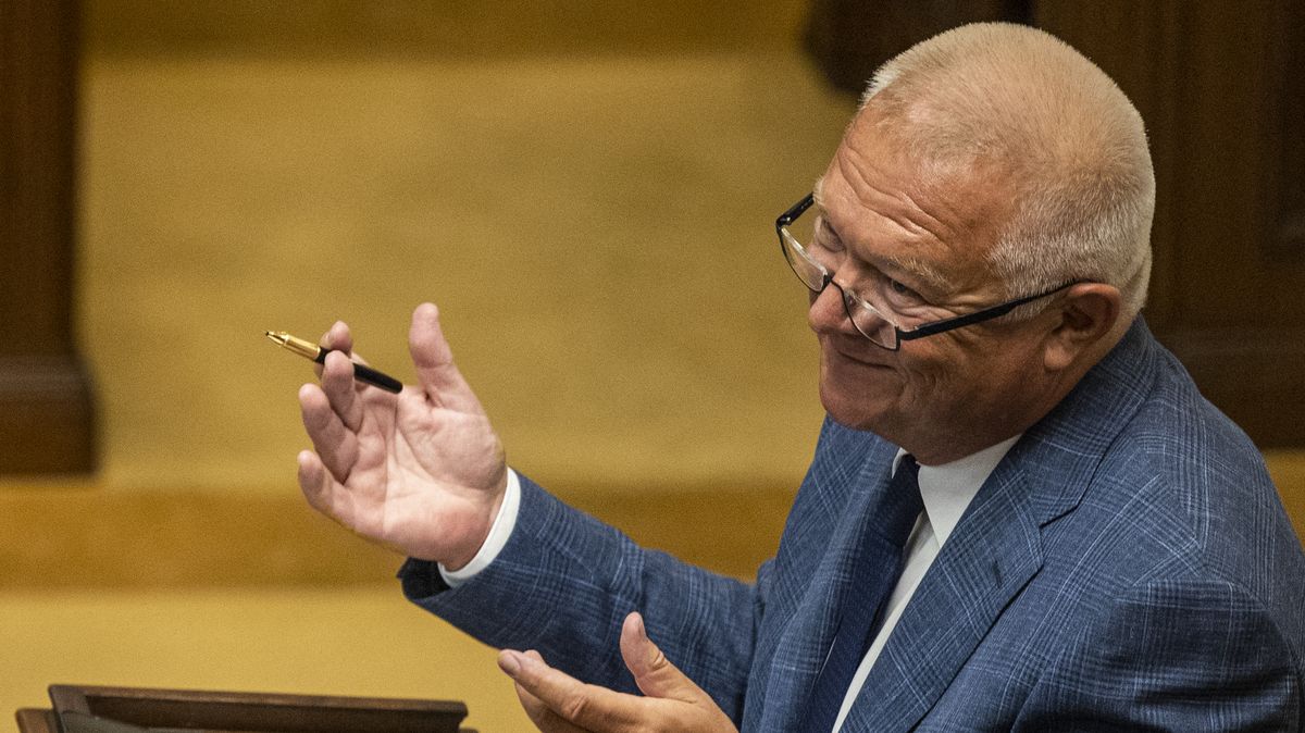 Promluvil jen osmkrát, Sněmovna ho nebaví. Přesto se Faltýnek dere zpět