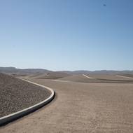 Pohled do monumentálního díla City Michaela Heizera v nevadské poušti.