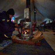 Mluvčí Kremlu Dmitrij Peskov ve čtvrtek prohlásil, že Kyjev může utrpení svých občanů snadno ukončit, když přistoupí na ruské požadavky. Ukrajinští představitelé dali najevo, že ustoupit nehodlají, a obvinili Rusko z teroristických praktik. „Jsme připraveni to vydržet,“ řekla ukrajinská první dáma Olena Zelenská.