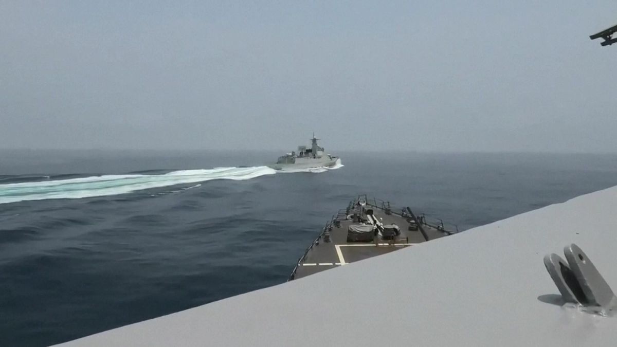 Video: Pentagon ukázal, jak se čínská loď „nebezpečně“ přiblížila k americké