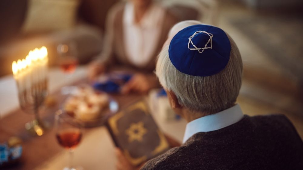 Židé v Evropě čelí vysoké míře antisemitismu, uvádí agentura EU