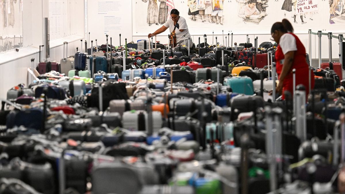 Fotky: Po globálním IT výpadku zůstala na letištích moře ztracených kufrů
