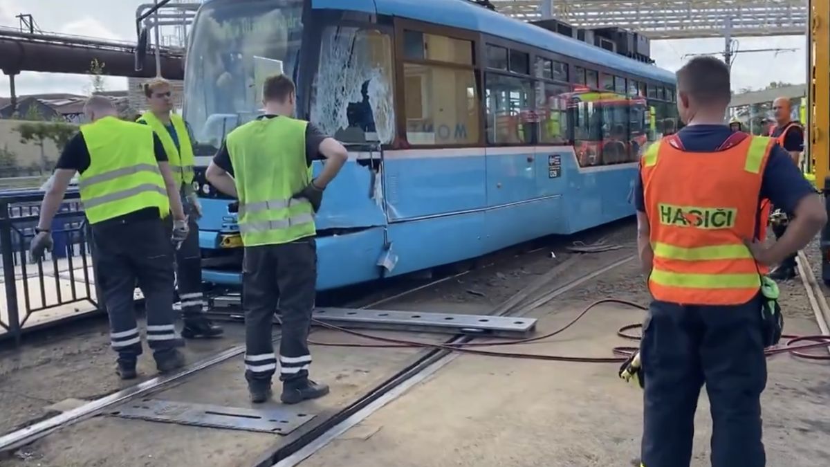 Dopravu v Ostravě komplikovaly nehody tramvají, při jedné byl zraněn chodec
