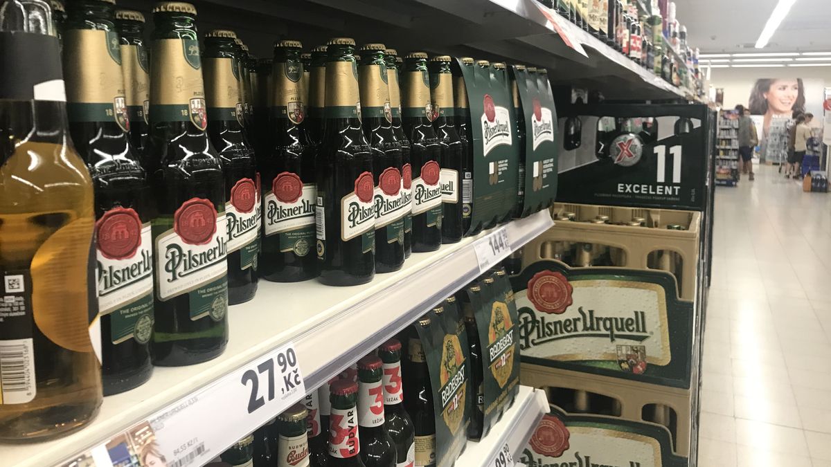Půl litru piva je moc. Obchody vyslyšely mladé a staví regály s třetinkami