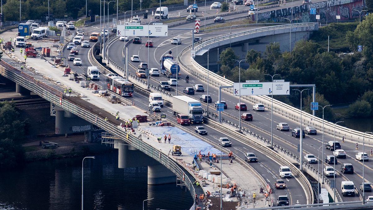 Provoz je na hraně. Nebo spíš za ní. Praha podle dopravních expertů kolabuje