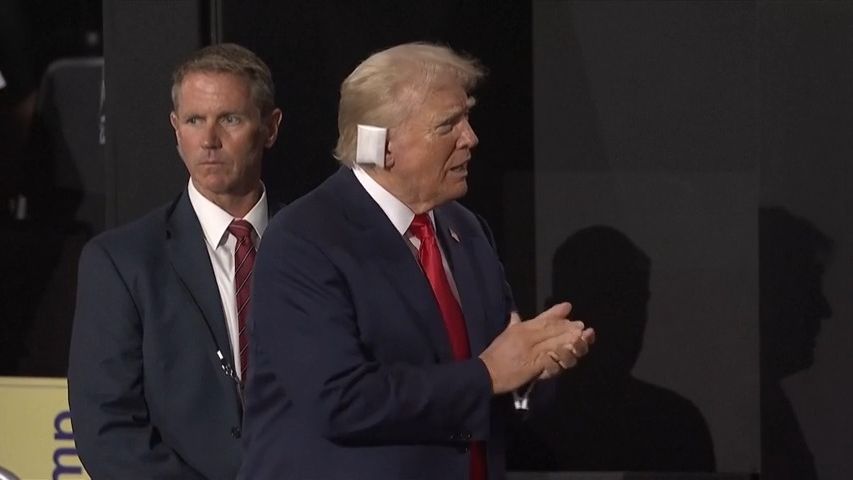 Video: Trump s obvázaným uchem poprvé na veřejnosti. Dočkal se ovací