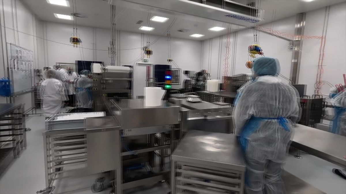 V největší české kuchyni vznikají krabičky do kanceláře i omáčky pro šéfkuchaře