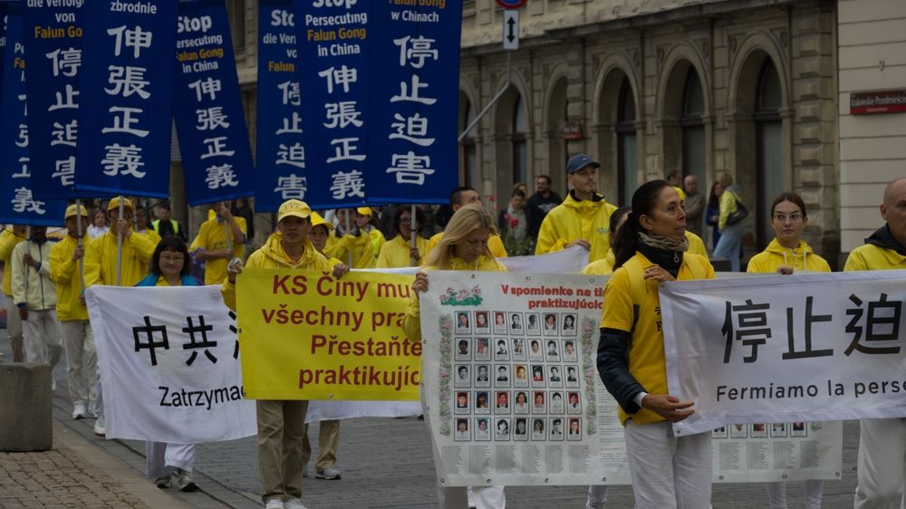 Lidé před čínskou ambasádou v Praze podpořili hnutí Fa-lun-kung
