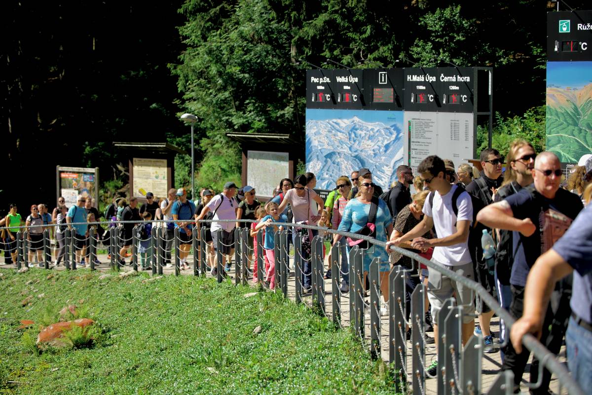 Zaměstnanci lanovky na Sněžku doporučují lidem, kteří se chtějí vyhnout víc než hodinovému čekání ve frontě, aby přišli v méně vytížené časy – tedy před desátou nebo až po 15 hodině. 