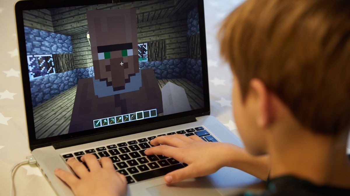 Minecraft a Roblox jsou digitální džungle. Jak děti chránit před predátory?