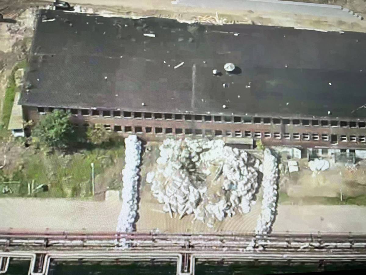 První policejní záběry místa po odpálení britské pumy.