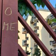 Vzkazy nechali i na vratech. 