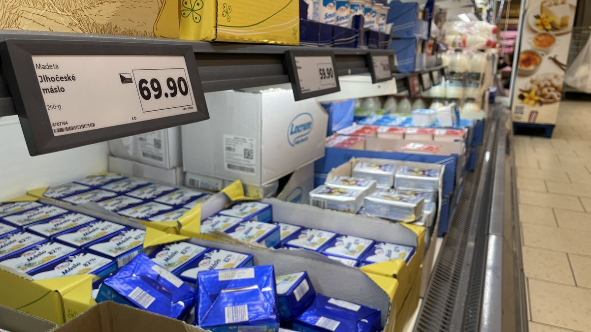 Vyšší přirážky obchodů, drahé mléko, energie. Potravináři vysvětlují ceny másla