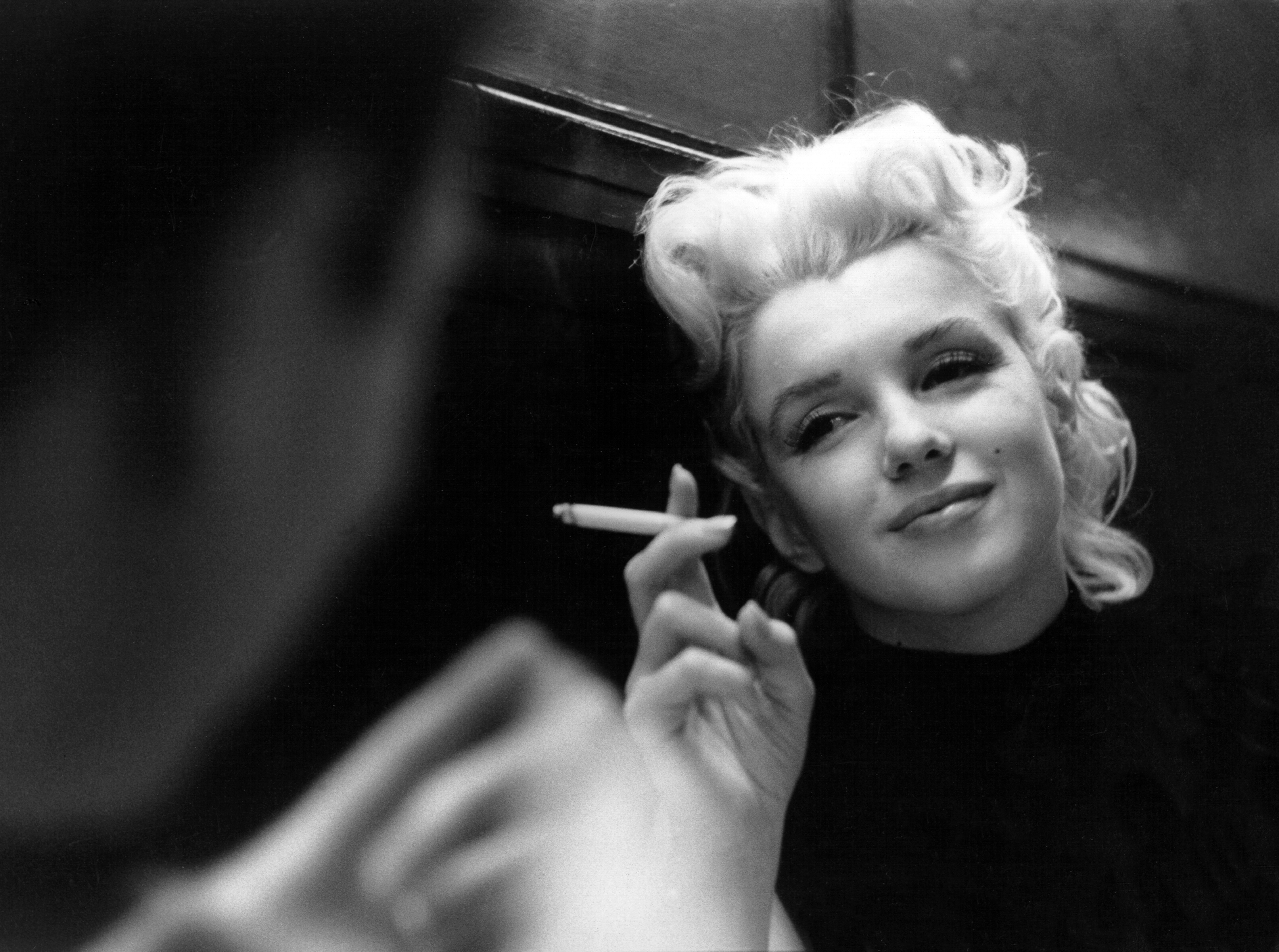 Ed Feingersh studoval fotografii v New Yorku pod vedením Alexeye Brodovitche, který se proslavil jako artdirektor amerického módního magazínu Harper's Bazaar v letech 1934 až 1958.