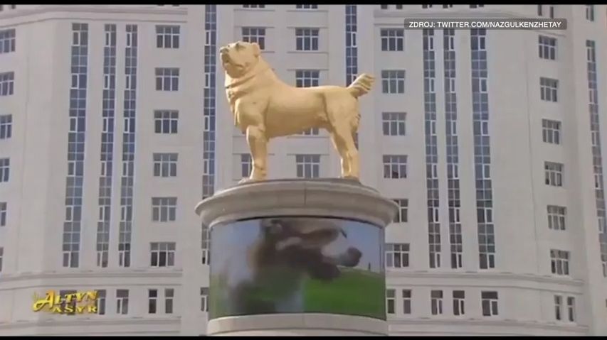 Turkmenský prezident odhalil obří zlatou sochu pasteveckého psa
