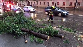 Bouřky v Česku. Jeden mrtvý a propadlý strop v obchodním centru