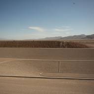 Pohled do monumentálního díla City Michaela Heizera v nevadské poušti.