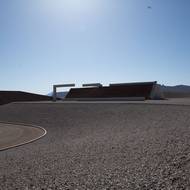 Pohled do monumentálního díla City Michaela Heizera v nevadské poušti.