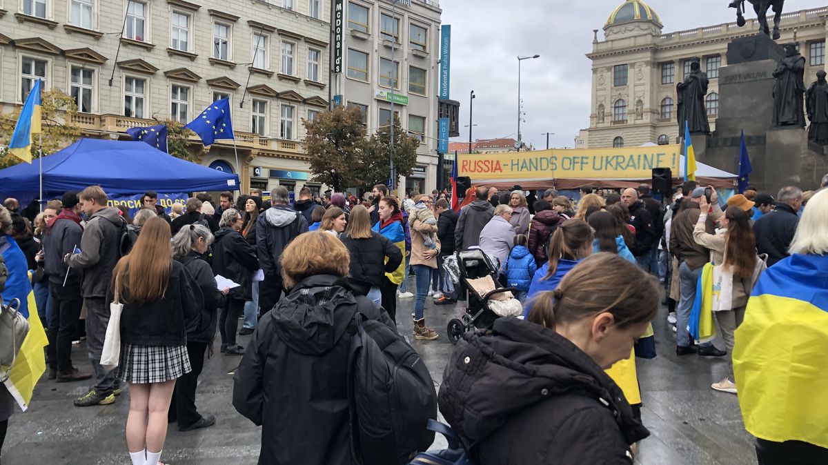 Protestující z Václaváku: Životy nenasazujeme, dejme Ukrajině půl naší techniky