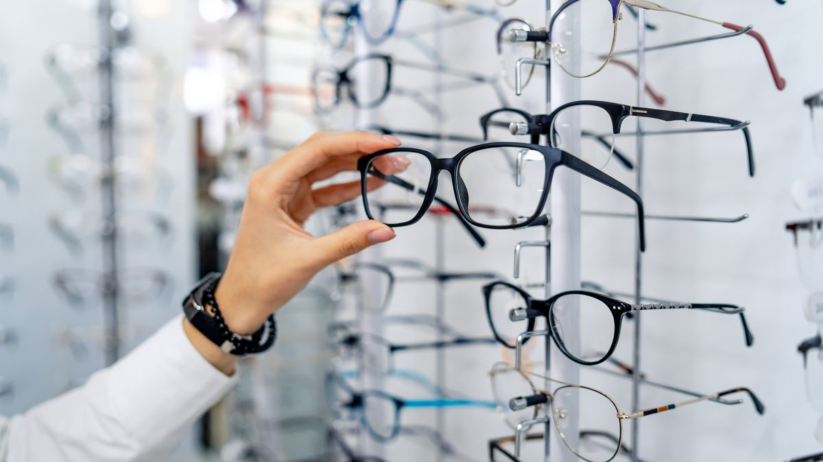 Prodejny brýlí Eiffel Optic zkrachovaly. Nemají ani na lednové výplaty