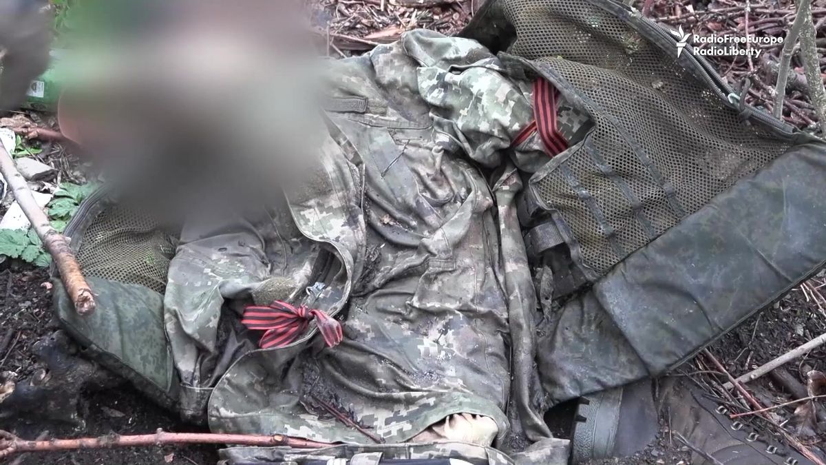 Video: Hledá těla zabitých ruských vojáků. Zůstáváme lidmi, říká