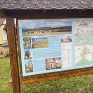 Obec Podluhy se nachází v okrese Beroun ve středních Čechách. 