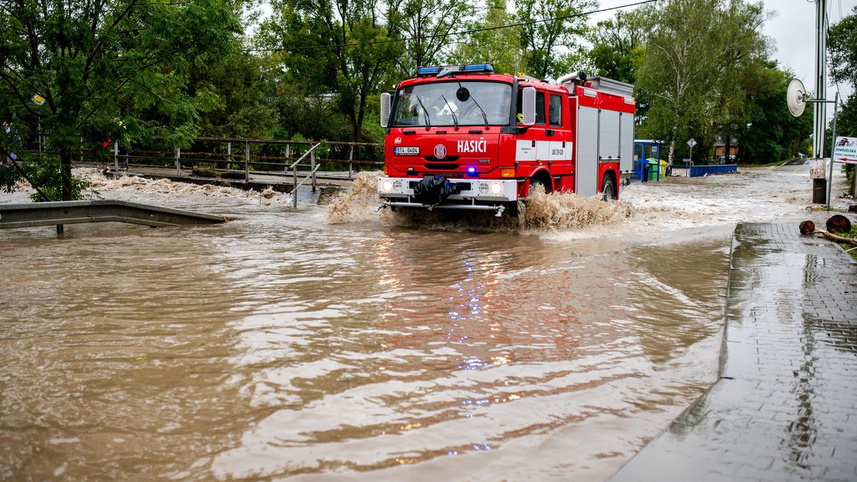 Počasí zavřelo 40 železničních tratí i D1 na Karvinsku